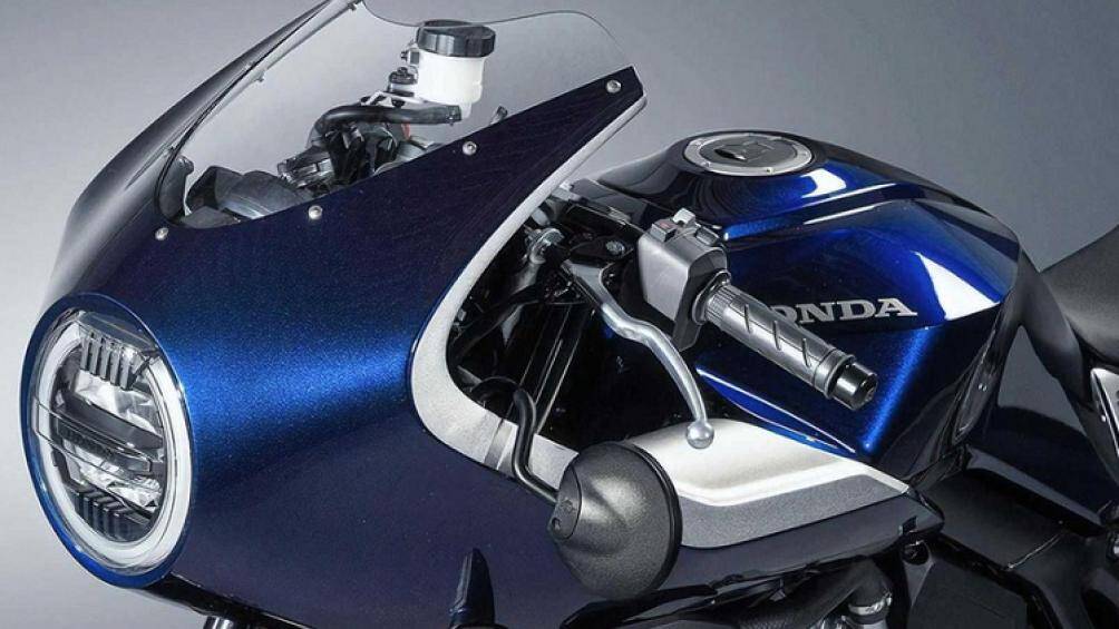 Trong khi đó, ốp đầu xe đi kèm viền mạ crôm sáng bóng và kính chắn gió nhỏ phía trên. Ở hai bên ốp đầu xe là gương chiếu hậu hình tròn và đèn báo rẽ