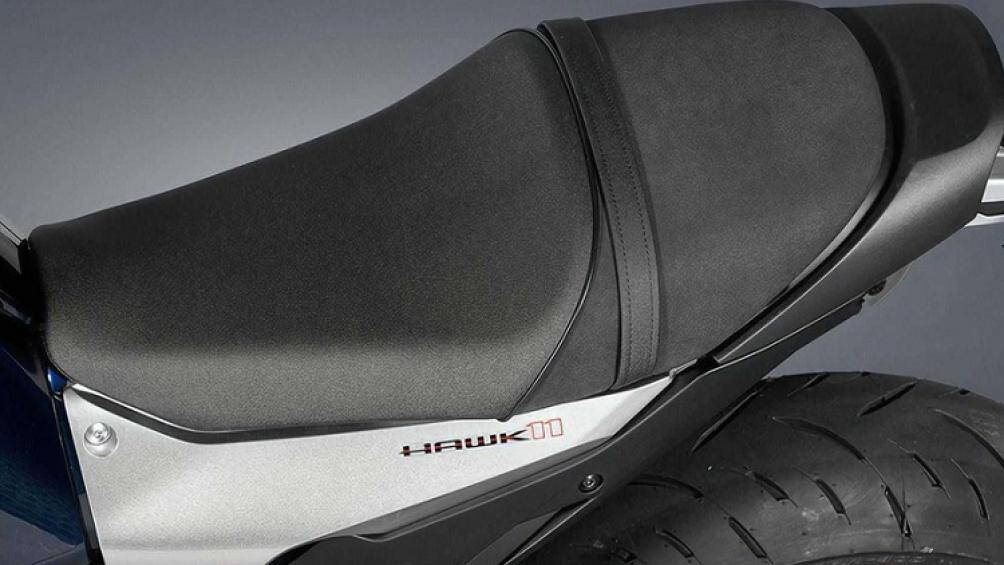 Xe còn có một số trang bị khác như sưởi tay lái, hệ thống hỗ trợ giữ ga, hệ thống ga điện tử, hệ thống chống bó cứng phanh ABS cảm biến góc nghiêng...