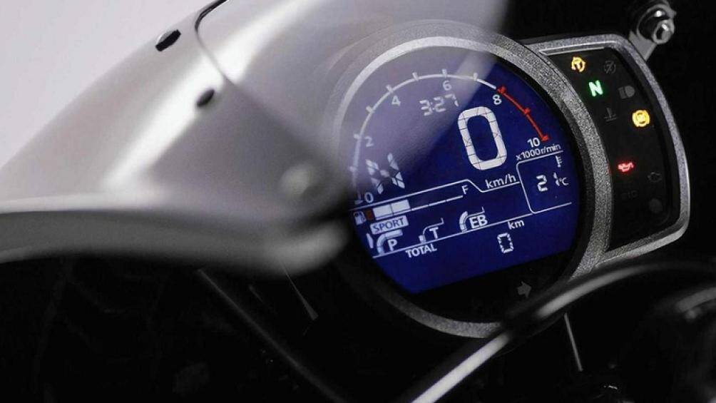 Bảng đồng hồ kỹ thuật số của mẫu café racer này có khả năng kết nối Bluetooth, đuôi xe có thiết kế đơn giản nhưng không kém phần hiện đại