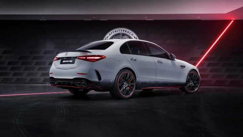 Chiếc xe có thể đạt vận tốc 96 km/h chỉ trong 3,3 giây và tốc độ tối đa 280 km/h