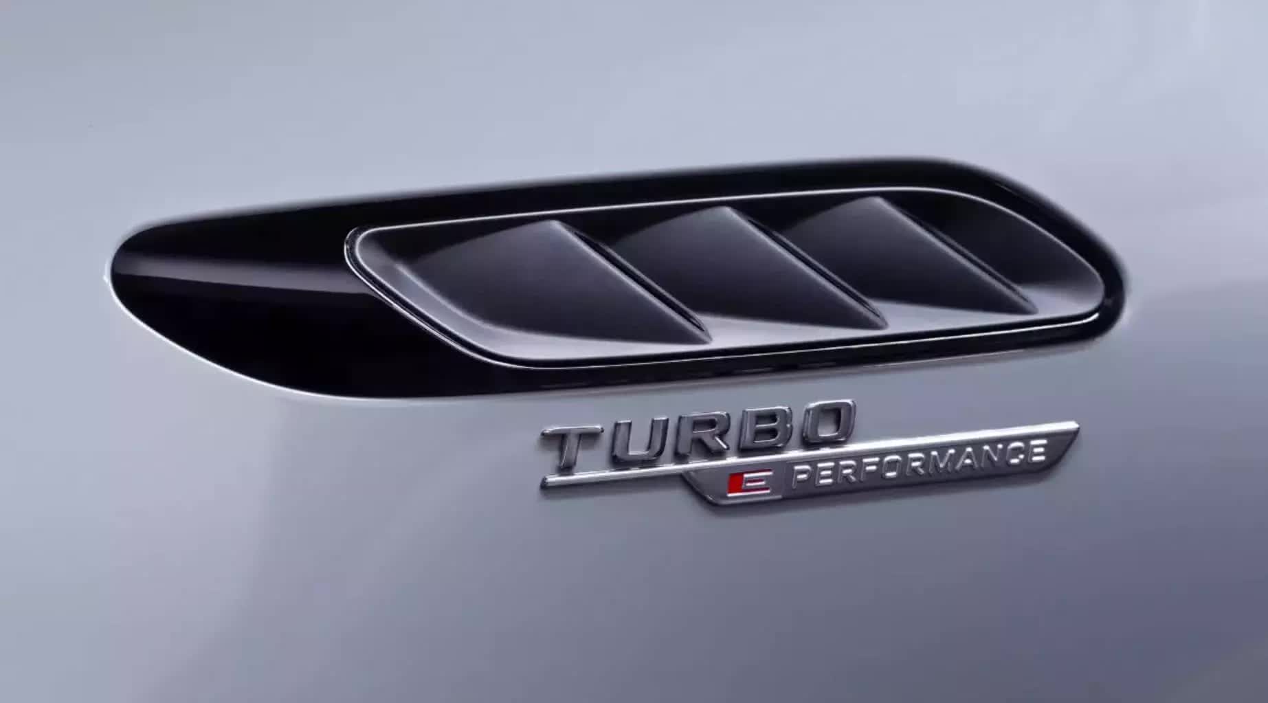 Phiên bản này vẫn sở hữu khối động cơ 4 xi-lanh dung tích 2.0L với turbo trợ lực điện và mô-tơ điện dẫn động bánh sau