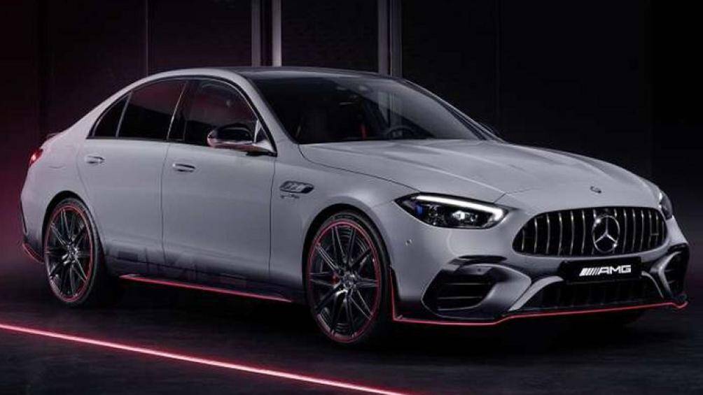 C63 F1 Edition được trang bị gói khí động học của AMG với khe hút gió trước, hai cánh lướt gió ở hông xe, cặp ống xả được mạ chrome đen