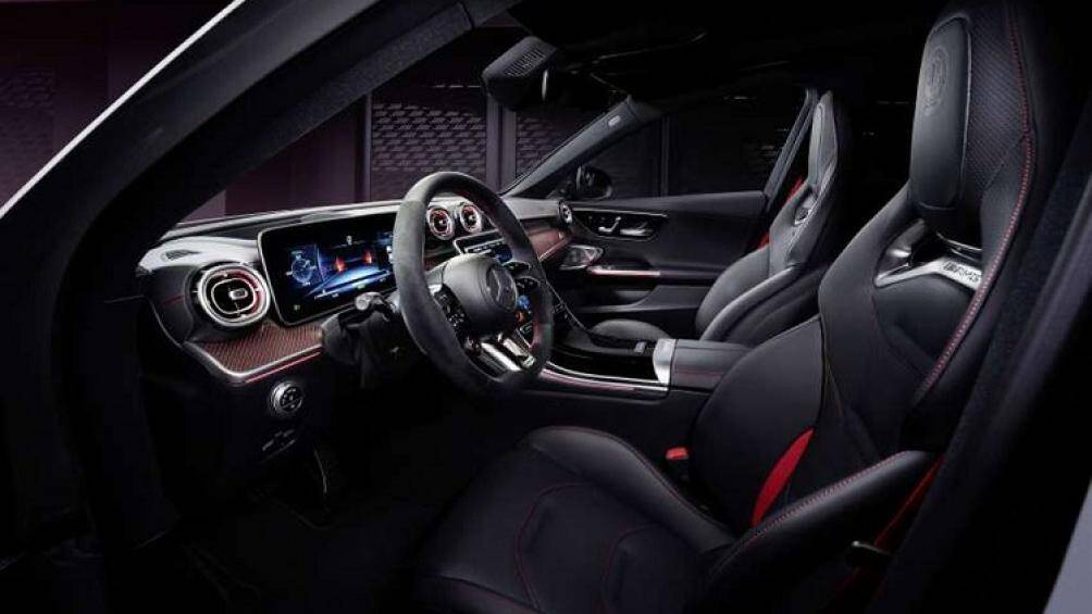 Bên trong, C63 F1 Edition có ghế AMG Performance bọc da Nappa màu đen và chỉ khâu màu đỏ với biểu tượng AMG nổi trên tựa đầu