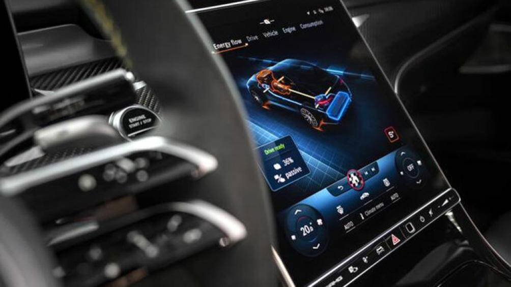 Vô-lăng có sự pha trộn giữa da Nappa và vải Dinamica. Dây an toàn màu đỏ, thảm sàn có logo F1