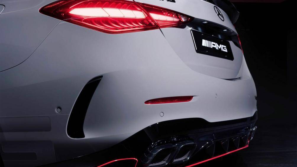 Khối động cơ này cho sức mạnh lên tới 671 mã lực, mô-men xoắn 1.020 Nm