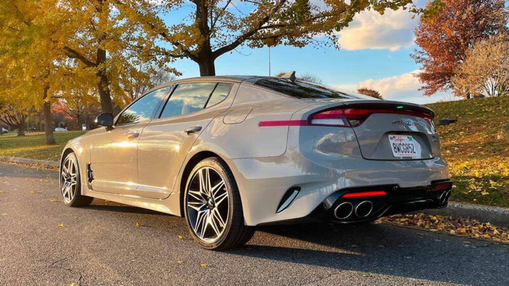 2. Kia Stinger (giá khởi điểm: 37.135 USD)