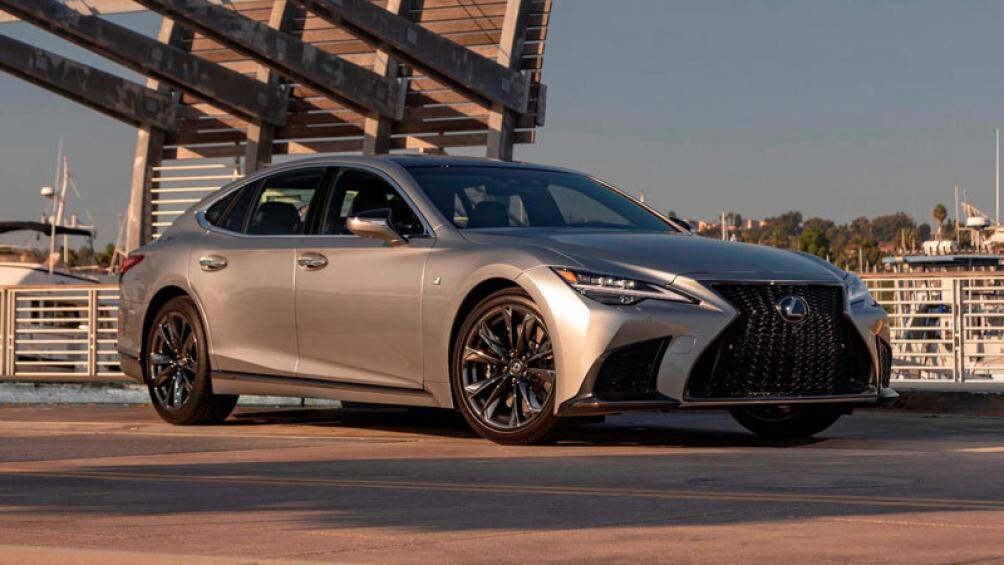 5. Lexus LS (giá khởi điểm: 76.100 USD)