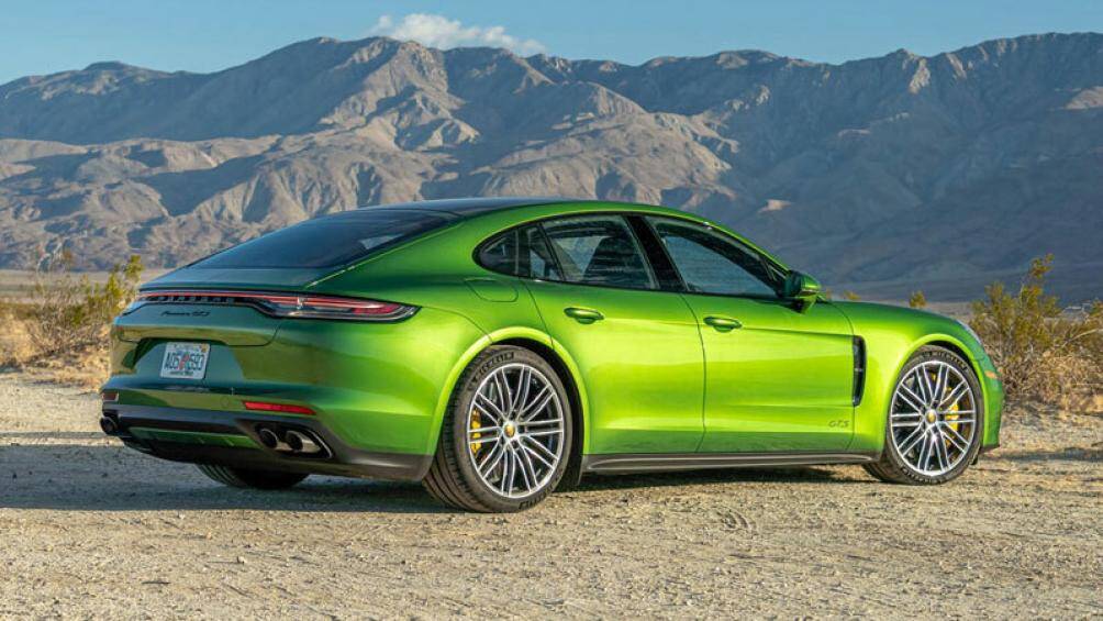 8. Porsche Panamera (giá khởi điểm: 88.400 USD)