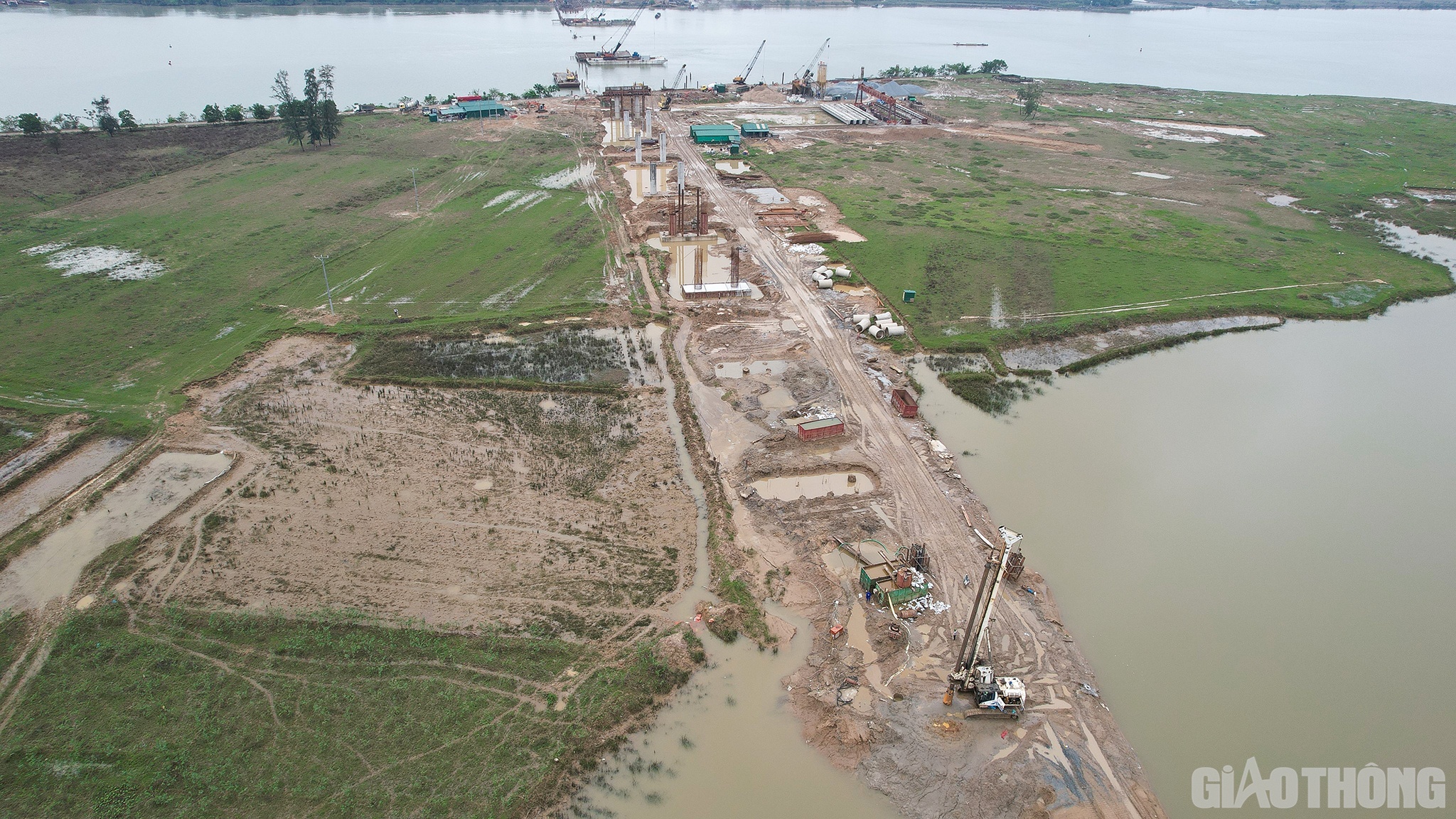 Trong đó có 5km đường công vụ bị hỏng. Cầu tạm nối ra thi công trụ T12-T15 và T16-T19 cầu Hưng Đức bị lũ sông Lam cuốn trôi, 5 máy thi công bị ngập nước phải sửa chữa thay thế, hàng nghìn tấn vật tư, vật liệu bị cuốn trôi.