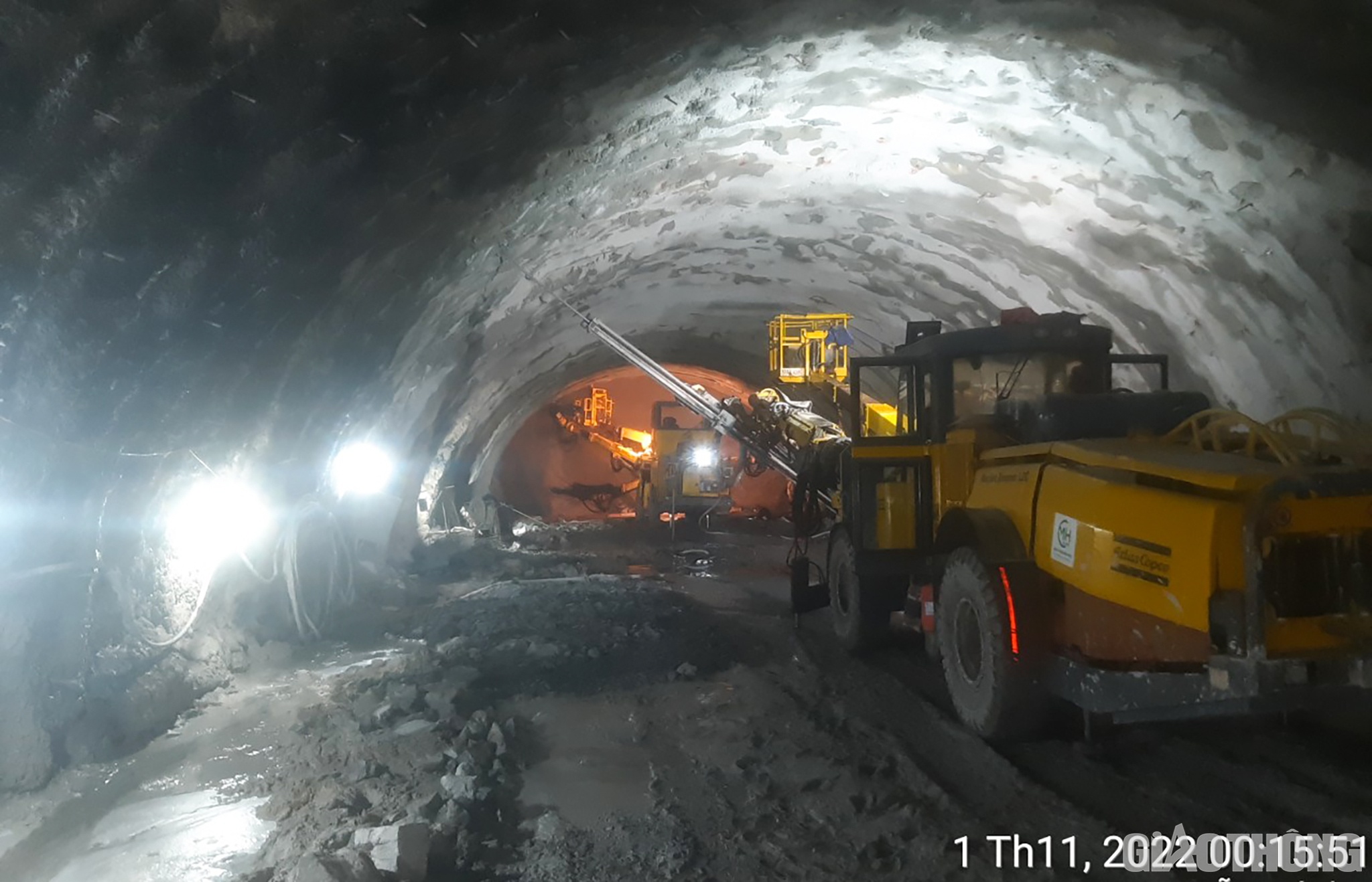 Kỹ sư Võ Sơn Hải - Chỉ huy trưởng công trường thi công hầm Thần Vũ (Công ty TNHH Hòa Hiệp) cho biết: Hiện tại 100 kỹ sư công nhân vẫn đang chia ca làm việc liên tục 24/24h. Ở phần thi công cửa hầm phía Bắc đã khoan được 110m. Phía nam đã dựng xong hầm tạm và khoan vào được 3m. (Trong hình là cảnh máy khoan đang khoan ở cửa hầm phía Bắc)