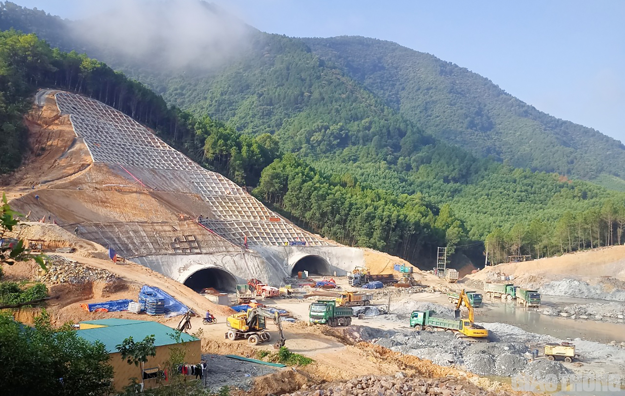 Được biết, đến nay, sau khi điều chỉnh tiến độ lần 2, toàn dự án đã huy động 93/98 mũi thi công, tổng giá trị các nhà thầu thực hiện được là 1.416,4/1.517,5 tỷ đồng, đạt 93,3% kế hoạch và 16,5% giá trị hợp đồng, chậm 1,1%. (Trong hình là không khí thi công cửa phía Bắc hầm Thần Vũ)