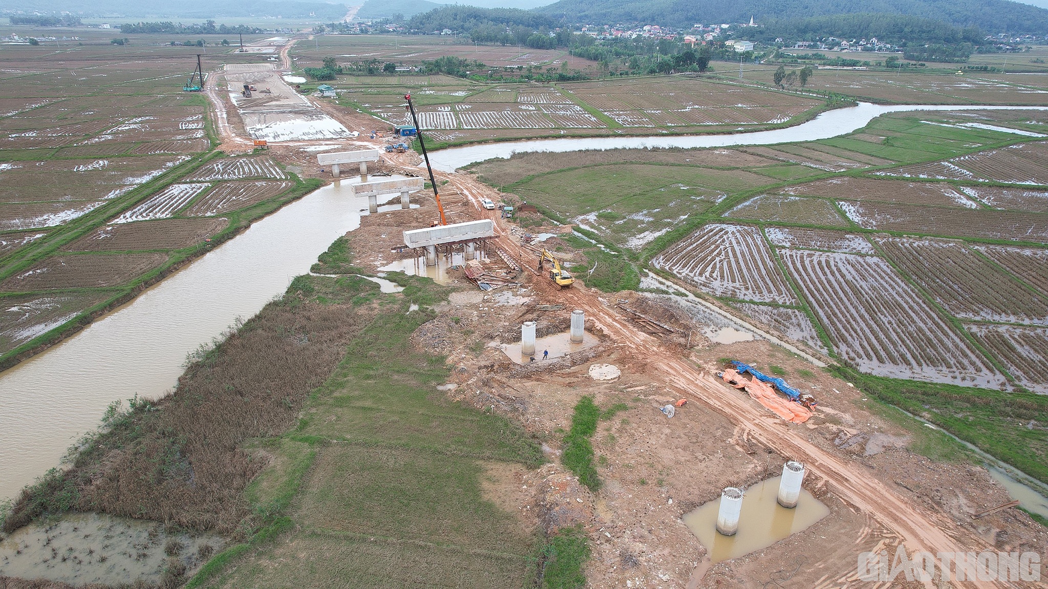 Ngoài những khó khăn về thời tiết vừa qua, đến nay, Dự án cao tốc Bắc - Nam, đoạn Diễn Châu - Bãi Vọt vẫn còn một số khó khăn khác như có một số vị trí mặt bằng là công trình điện lưới chưa được di dời.