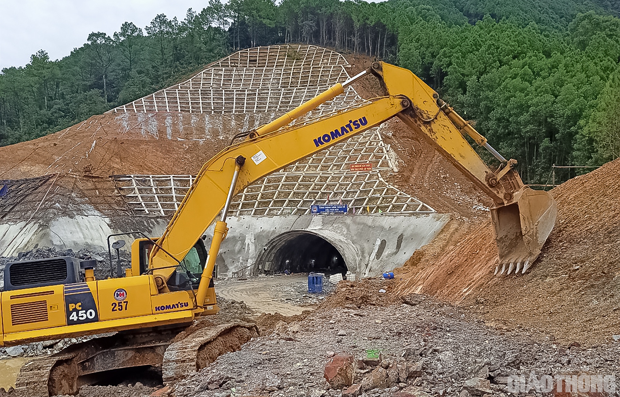 Tại vị trí thi công hầm Thần Vũ, nơi được xem là ít bị ảnh hưởng bởi thời tiết nhất nhưng cũng bị gián đoạn, chậm tiến độ 15 ngày so với dự kiến.