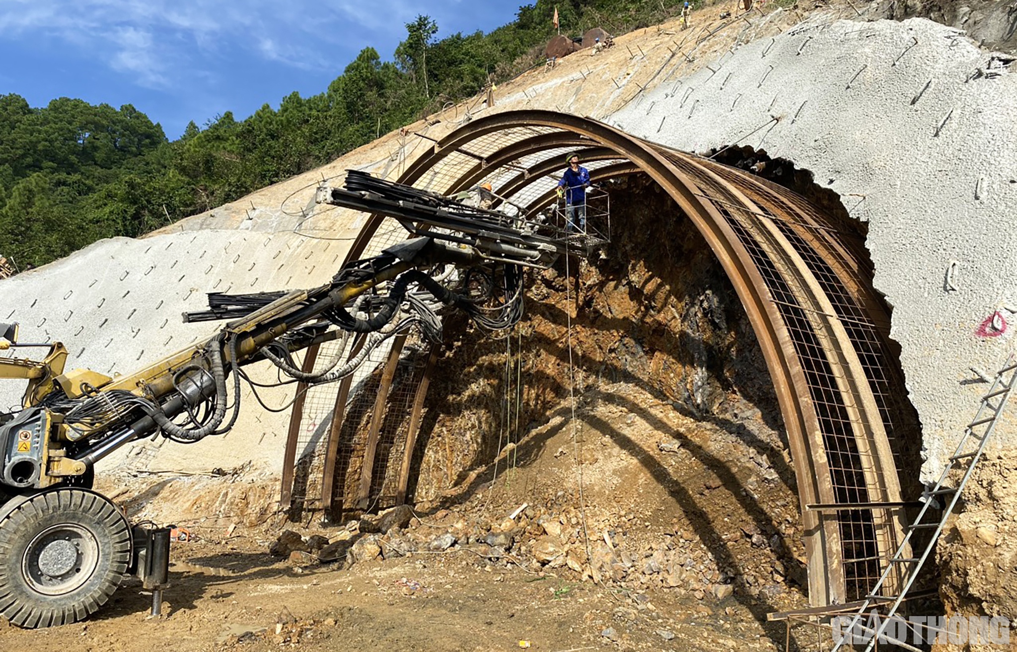 Phía Bắc mỗi ngày khoan sâu được 2m, còn phía Nam mỗi ngày 1m. So với tiến độ đã điều chỉnh, tiến độ phía Bắc đang vượt một chút, phía Nam do mưa gió nên bị chậm tiến độ khoảng nửa tháng. Chúng tôi đang nỗ lực tăng ca, tăng kíp để bù tiến độ. (Ảnh: Cửa hầm phía Nam hầm Thần Vũ)