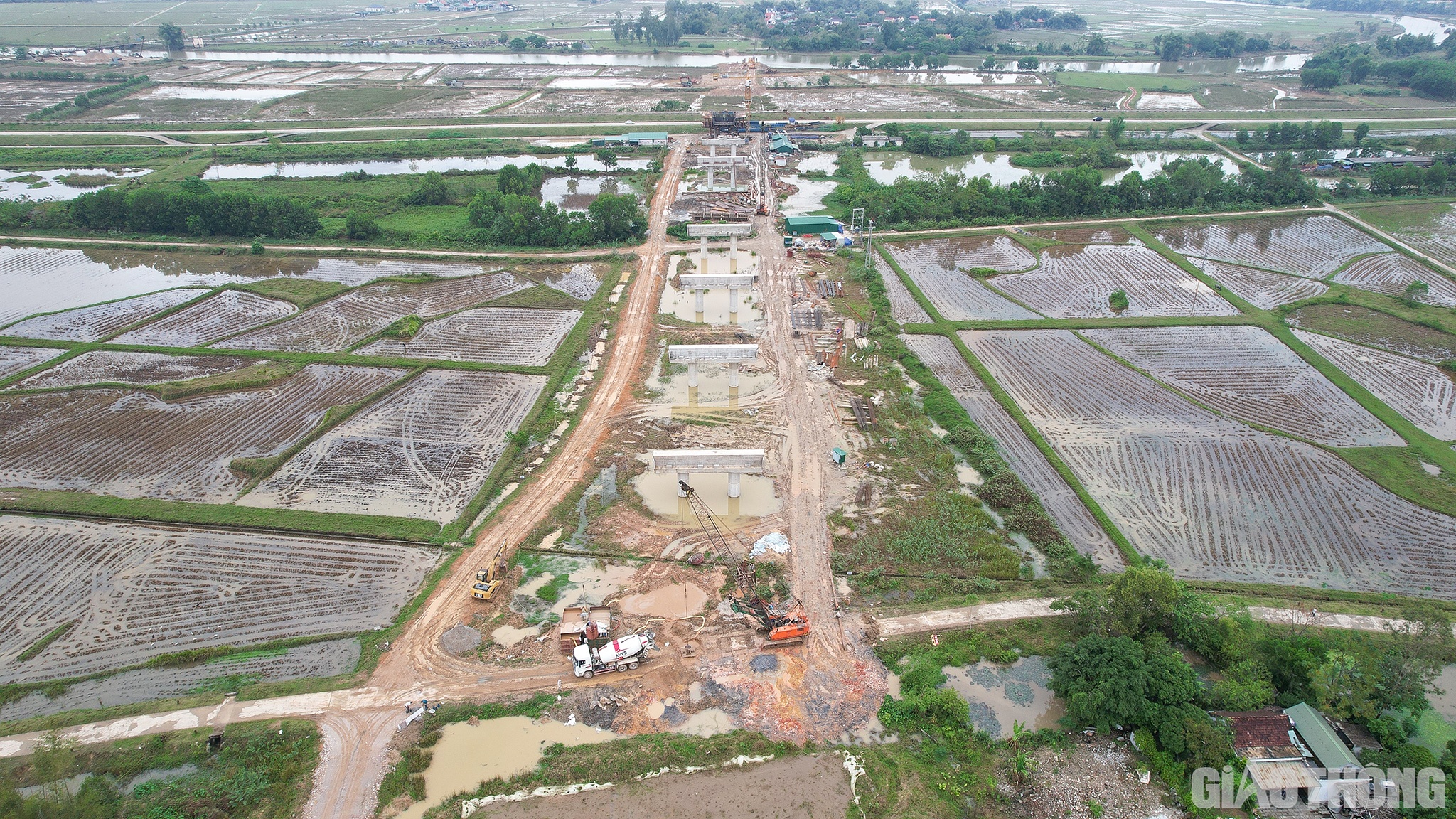 Sau thời gian dài ngưng trệ do mưa bão, ngập lụt, đến nay, toàn bộ các nhà thầu trong dự án cao tốc Bắc - Nam đoạn Diễn Châu - Bãi Vọt đã làm việc trở lại bình thường.