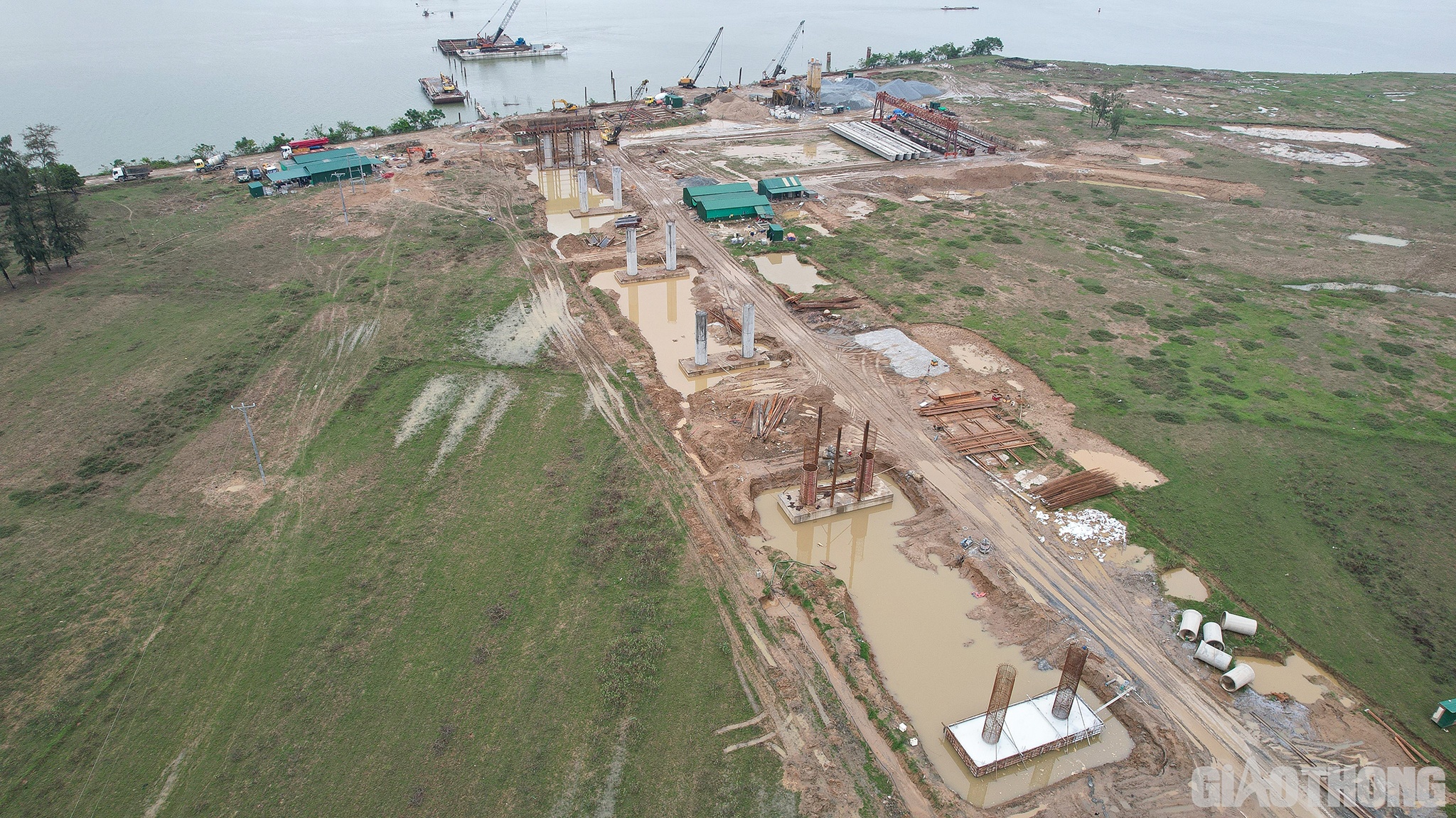 Đi dọc tuyến, PV ghi nhận không khí thi đua lao động ở tất cả các gói thầu. Một số đơn vị còn chủ động tăng ca, tăng mũi để bù tiến độ.