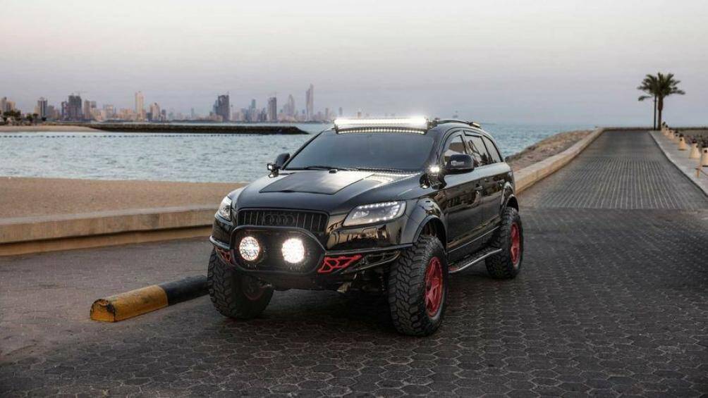 Chiếc SUV Audi Q7 hạng sang được nâng cấp hệ thống treo, cải thiện khoảng sáng gầm, mâm kích thước lớn hơn đi kèm lốp xe địa hình