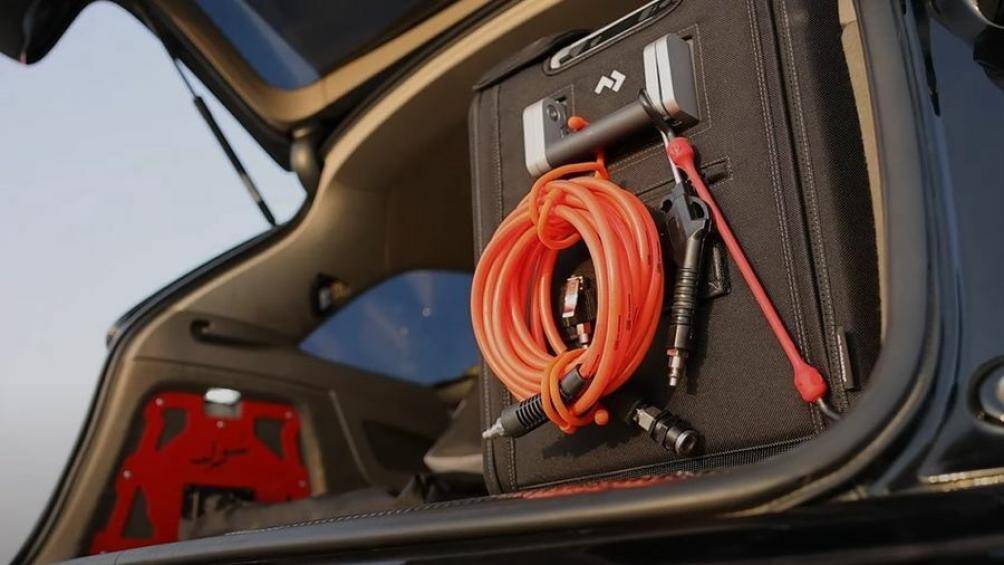 Khoang cabin của chiếc Audi Q7 đời 2009 được bổ sung màn hình giải trí trung tâm 10,5 inch và bảng điều khiển hệ thống đèn phụ trợ