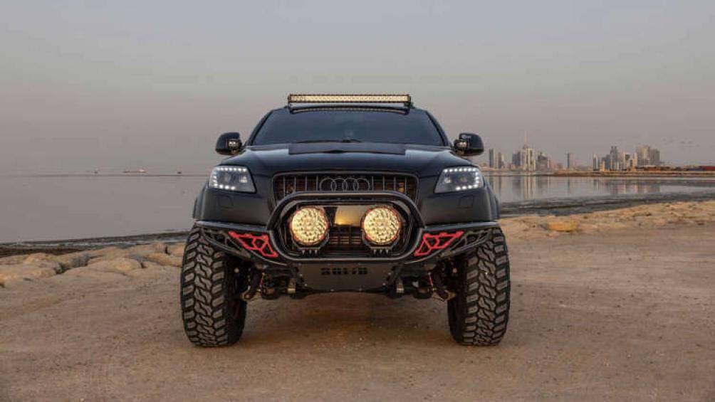 Phía trước, xe được trang bị bộ khung bảo vệ cản trước kết hợp hai bóng đèn off-road cùng dải đèn trợ sáng trên nóc xe và 2 bên gương