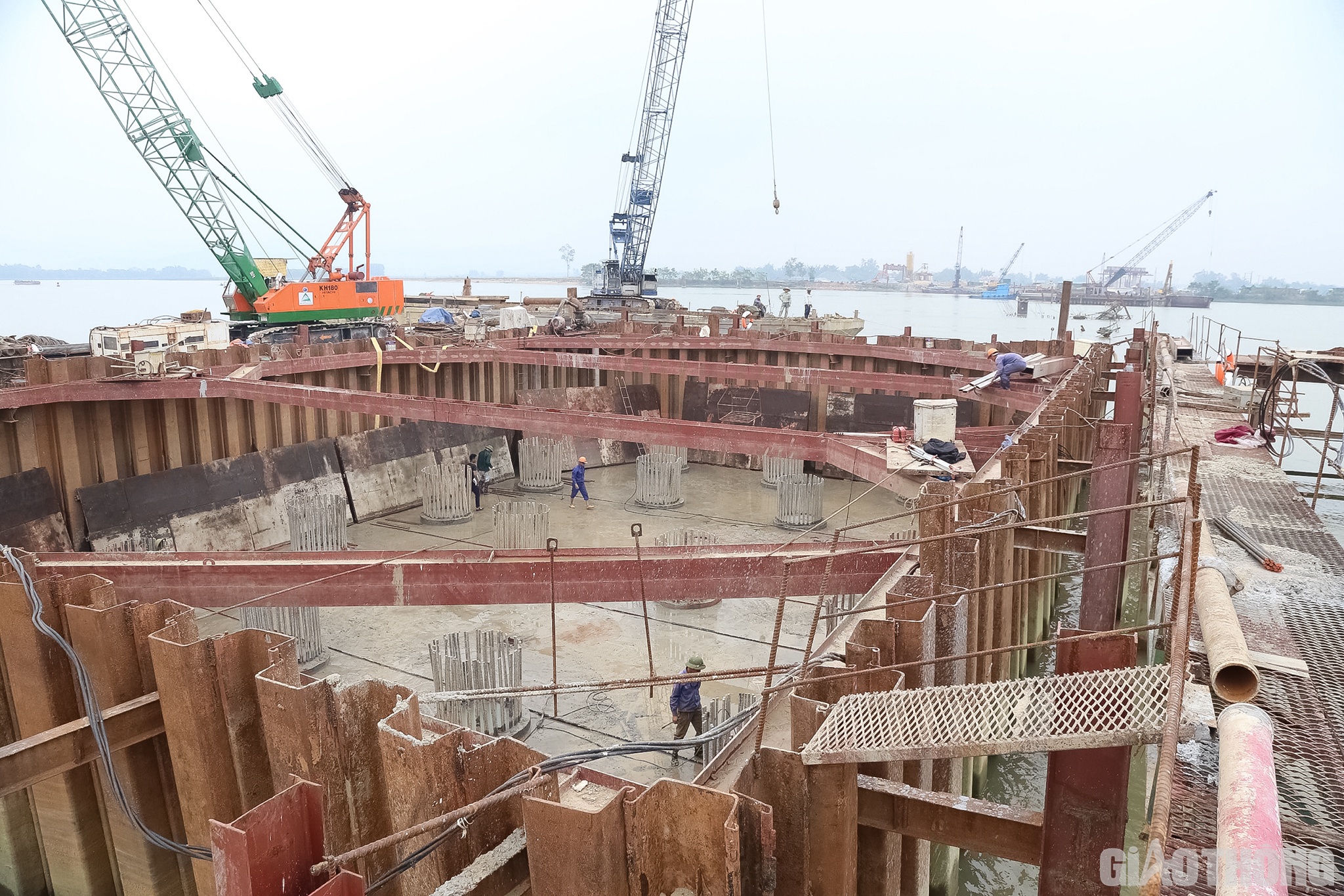 “Mưa kéo dài, cùng với thuỷ điện xả lũ đã khiến nước dâng ngập đến tận cầu công vụ, lán trại công nhân chìm sâu trong nước đến 60 - 70cm. Mưa lũ không chỉ khiến nhiều đoạn cầu công vụ bị cuốn trôi mà còn gây ngập úng, mất khoảng 20 ngày, không thể triển khai thi công. Ngay sau khi nắng ráo, toàn bộ kỹ sư, công nhân đã khẩn trương triển khai thi công lại. Hiện 100 công nhân đang tích cực đẩy nhanh tiến độ, làm việc 3 ca 24/24h. Tiến độ đang nằm trong đường găng kế hoạch”, kỹ sư Linh nói.