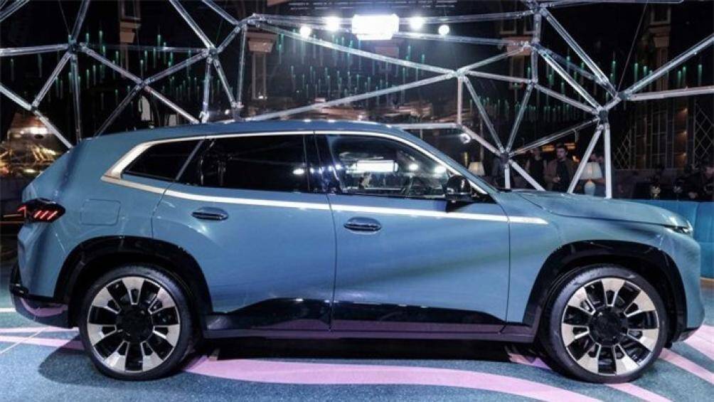 Trang tin InsideEVs nhận định hoàn toàn có khả năng hãng xe sẽ thiết kế khoang người lái của chiếc BMW XM Label Red với màu đỏ làm chủ đạo