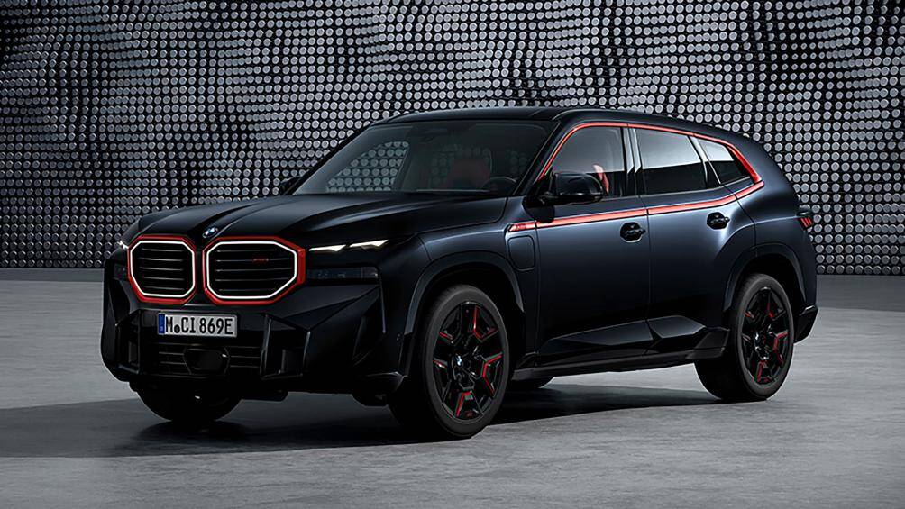 Màu đỏ cũng xuất hiện trên la-zăng của xe, cung cấp thêm một điểm nhấn cho chiếc BMW XM Label Red khi lăn bánh trên đường