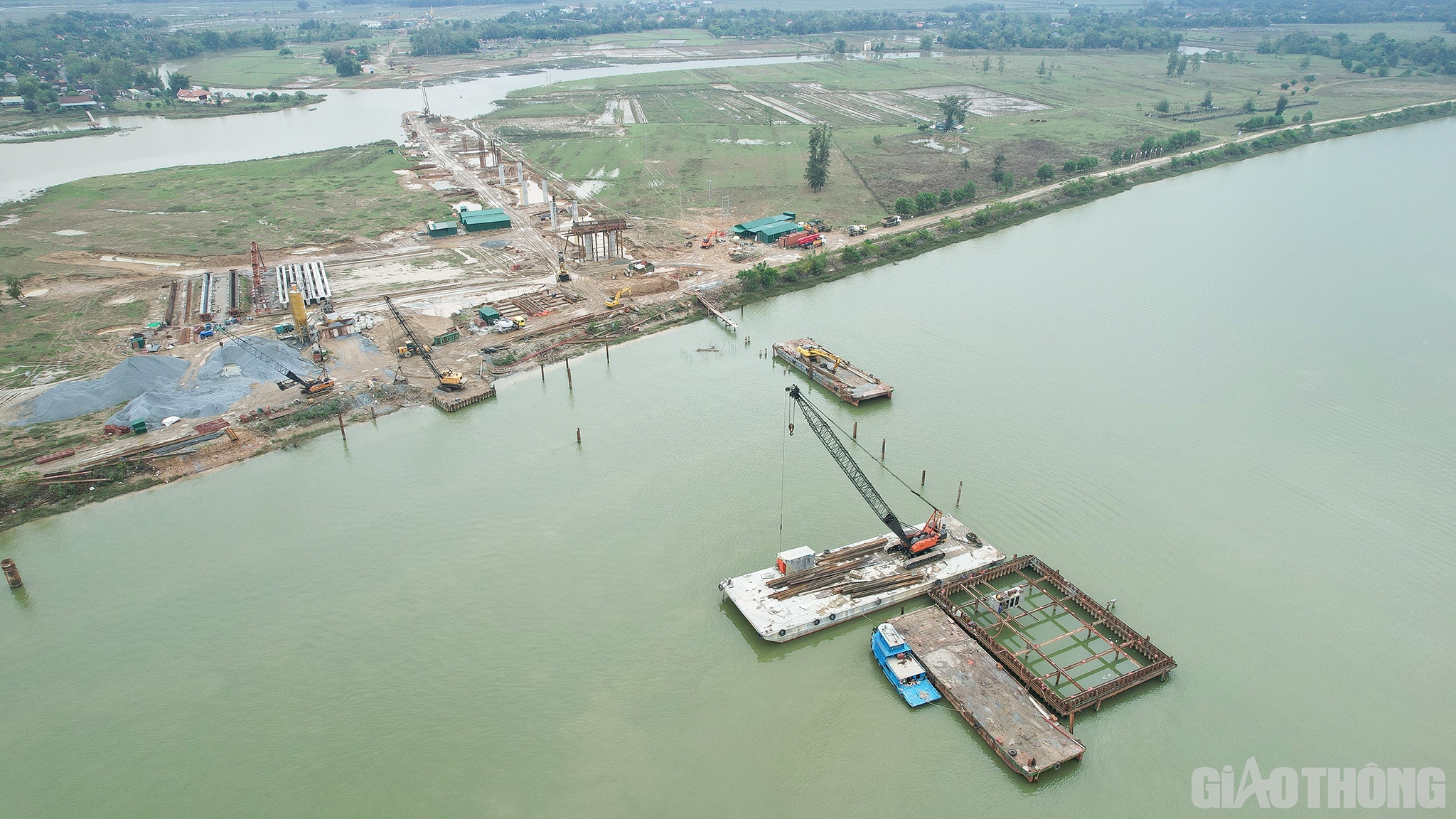 Kỹ sư Phạm Khánh Linh - Chỉ huy trưởng cầu vượt Hưng Đức, Công ty TNHH Hoà Hiệp cho biết: Đơn vị triển khai thi công cầu Hưng Đức từ đầu tháng 4/2022, riêng ở ngoài sông Lam có 3 trụ với 42 cọc khoan nhồi. Đến cuối tháng 9/2022, đã khoan xong hệ thống cọc nhồi, đang chuẩn bị thi công bịt đáy thì mưa lũ về.