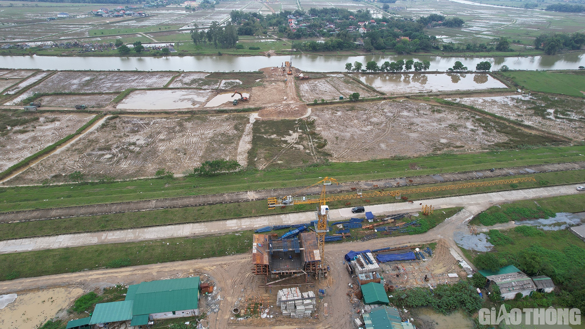 Không chỉ gây thiệt hại nặng nề về tài sản, thời gian mưa lớn và lũ dâng ngập kéo dài tới 13 ngày. Sau đó mất thêm hơn 10 ngày nữa để các nhà thầu dọn dẹp vệ sinh lán trại, công trường, sửa chữa máy móc, tính ra tiến độ bị chậm mất 1 tháng.