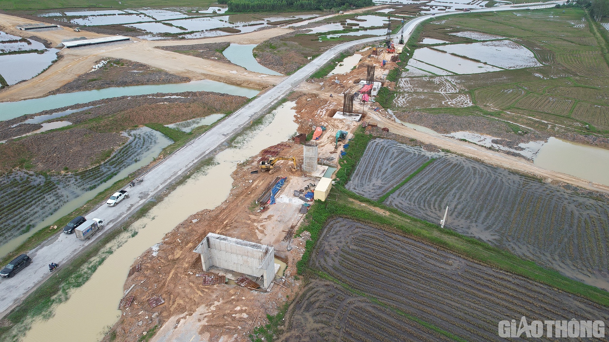 Mưa lớn kéo dài cũng khiến hầu hết các vị trí tuyến chính, đường công vụ, cầu đang thi công bị ngập sâu từ 0,3 - 1m.