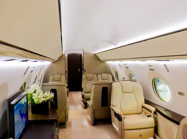 Máy bay có hệ thống Wifi riêng, 20 cửa sổ hình oval, phòng tắm, và nhà vệ sinh. Ảnh - Insider