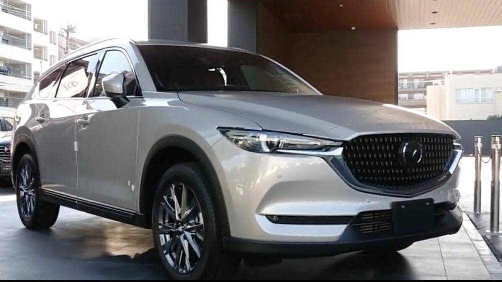 Mazda CX-8 2023 trang bị tản nhiệt mới với viền chrome dày hơn và giao diện lưới tổ ong mới bên trong thế chỗ dạng thanh ngang trên bản cũ