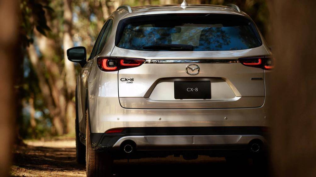 Tại đuôi xe, dải chrome tại cửa hậu không còn chạy xuyên qua đèn như trước. Cản sau được nới rộng để tạo dáng đứng bề thế hơn một chút