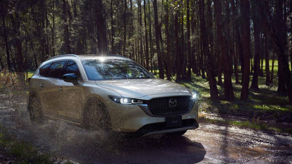 Công nghệ LED thích ứng vẫn được tích hợp, nhưng số bóng đèn tăng từ 12 lên 20 giúp cải thiện khả năng chiếu sáng vào ban đêm