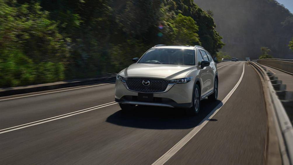 Đèn pha xe nay cũng được chỉnh sửa, gọn gàng hơn với viền hai bên tản nhiệt