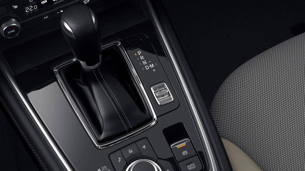 Cổng USB-C xuất hiện bên trong cabin, tương tự là công nghệ kết nối Apple CarPlay không dây và chế độ lái Off-road mới được bổ sung