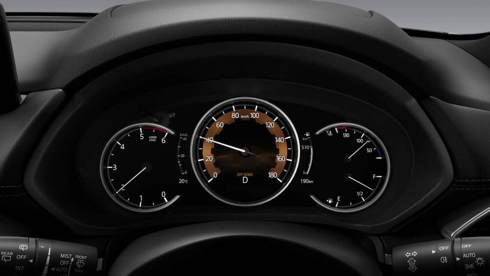 Mazda CX-8 2023 được bổ sung tính năng giữ làn tự động ở tốc độ thấp có khả năng tăng tốc/phanh để bám đuôi xe trước trong trường hợp kẹt xe