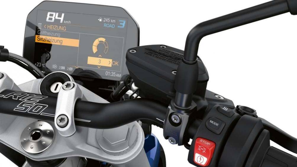 Màn hình TFT có thêm giao diện Sport cung cấp thông tin về góc nghiêng xe, thời gian cũng như mức độ can thiệp của các công nghệ