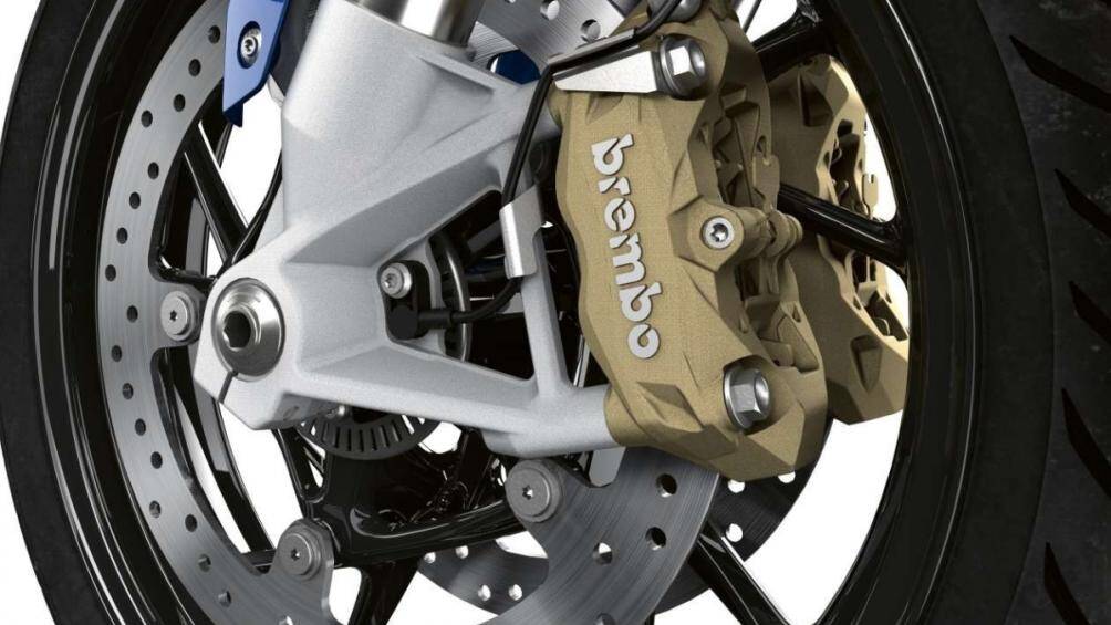 Bên cạnh đó R 1250 R cũng được trang bị tiêu chuẩn Hệ thống soát lực kéo (Dynamic Traction Control) và ABS trong cua (Intergral ABS Pro)