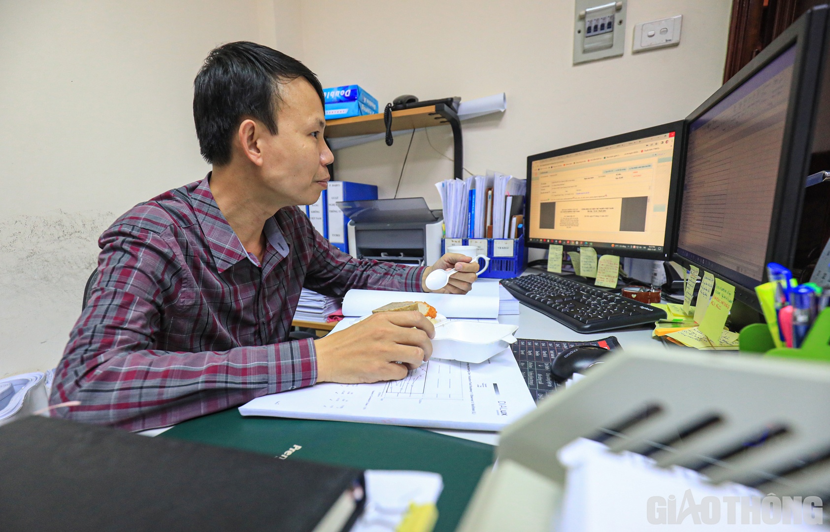 20h30, tại phòng Dự án đầu tư 1, chuyên viên Phạm Bá Trung lại lục vội hộp xôi mua từ lúc nhá nhem tối để lót dạ. Ăn tranh thủ giữa đống hồ sơ ngổn ngang, đôi mắt thiếu ngủ của anh Trung vẫn không ngừng dõi theo hồ sơ dự án trên màn hình máy tính.