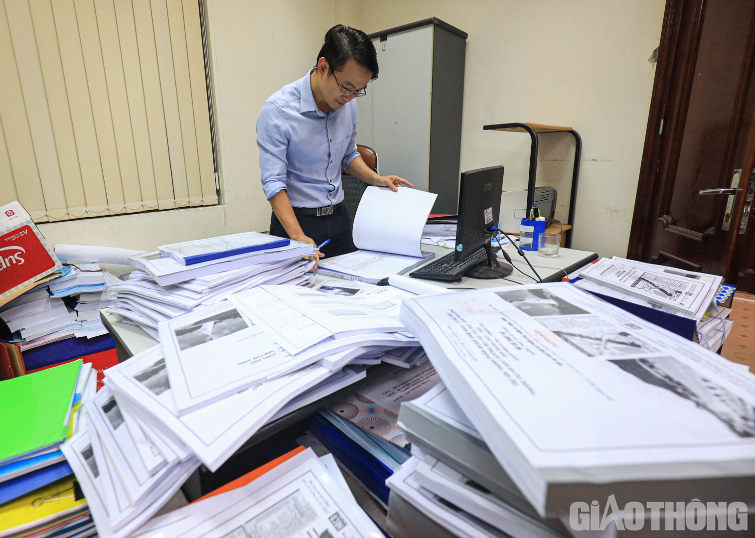 Ngay phòng kế bên, anh Phạm Quang Cường, chuyên viên phòng Quản lý xây dựng 1 cũng đang đăm chiêu theo dõi hồ sơ để sớm cùng đồng nghiệp hoàn thành thẩm định dự án thành phần Bãi Vọt - Hàm Nghi. "15 năm vào nghề, chưa có một dự án nào phải chạy đua tiến độ gấp rút như dự án cao tốc Bắc - Nam giai đoạn 2021 - 2025. “Gấp gáp đến nỗi con cái “suýt” quên cả mặt bố khi mỗi ngày phải rời khỏi nhà từ hơn 7h và sớm nhất cũng 22h mới về gọi cửa vợ”, nở nụ cười nhẹ, anh Cường giãi bày.