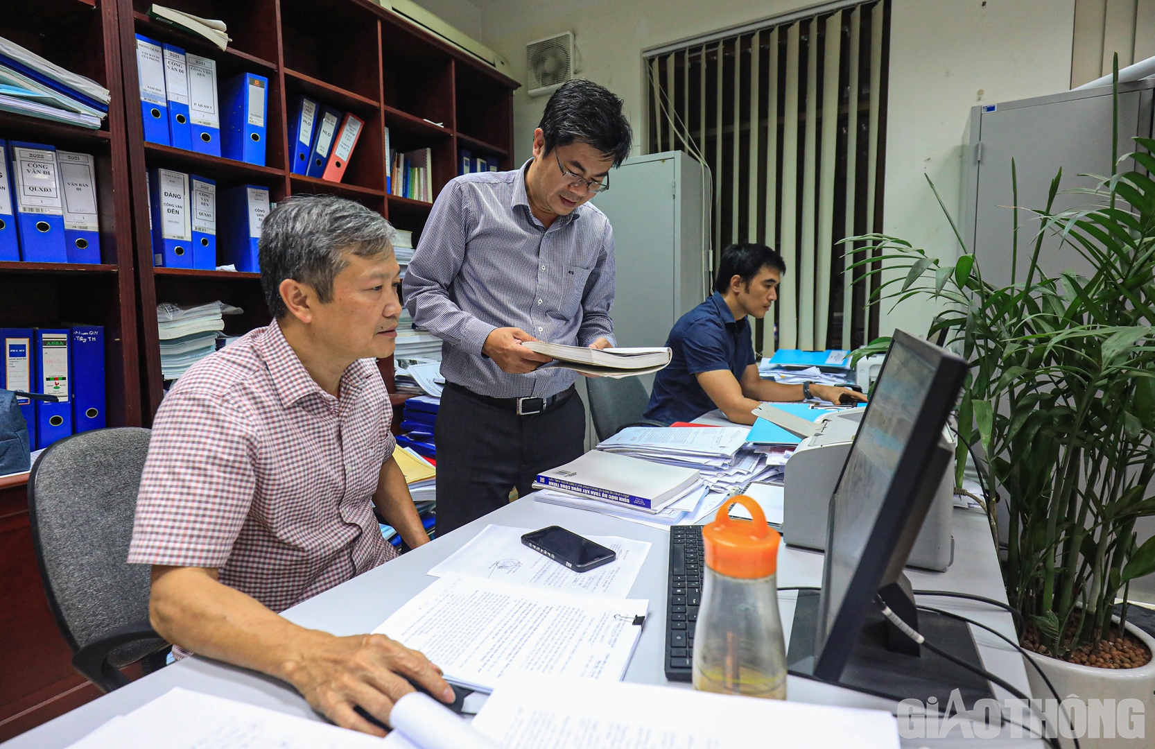 Cùng với công tác thẩm định của Cục, đội ngũ tư vấn thẩm tra cũng được tiến hành song song. Tiến độ gấp rút, đối với từng dự án, phòng sẽ lập ra một nhóm gồm 2 - 3 người. Trưởng phòng chịu trách nhiệm tổng thể, các thành viên khác người thẩm định phần cầu, người thẩm định phần đường, người lại thẩm định biện pháp thi công, rà soát chi phí áp dụng theo quy định,… Mỗi người một đầu công việc ráp lại với nhau tạo thành một thể thống nhất, một báo cáo thẩm định hoàn chỉnh.