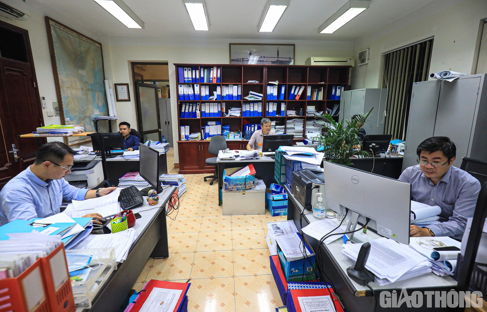 Ông Thuy cũng thể hiện sự xúc động trước sự cố gắng của toàn thể cán bộ, chuyên viên ở phòng Quản lý xây dựng 3 khi vừa phải đồng thời thẩm định dự án cao tốc Khánh Hòa - Buôn Ma Thuột, vừa chịu trách nhiệm đôn đốc, quản lý tại 3 dự án thành phần cao tốc Bắc - Nam giai đoạn 1; Dự án thành phần Quy Nhơn - Chí Thạnh đang thẩm định đi qua địa hình phức tạp, việc khảo sát thiết kế bị kéo dài. Song, tất cả đều dốc sức chạy đua với thời gian, hoàn thành các hạng mục công việc đúng kế hoạch, đảm bảo mục tiêu cao nhất là khởi công vào cuối năm 2022 của dự án.