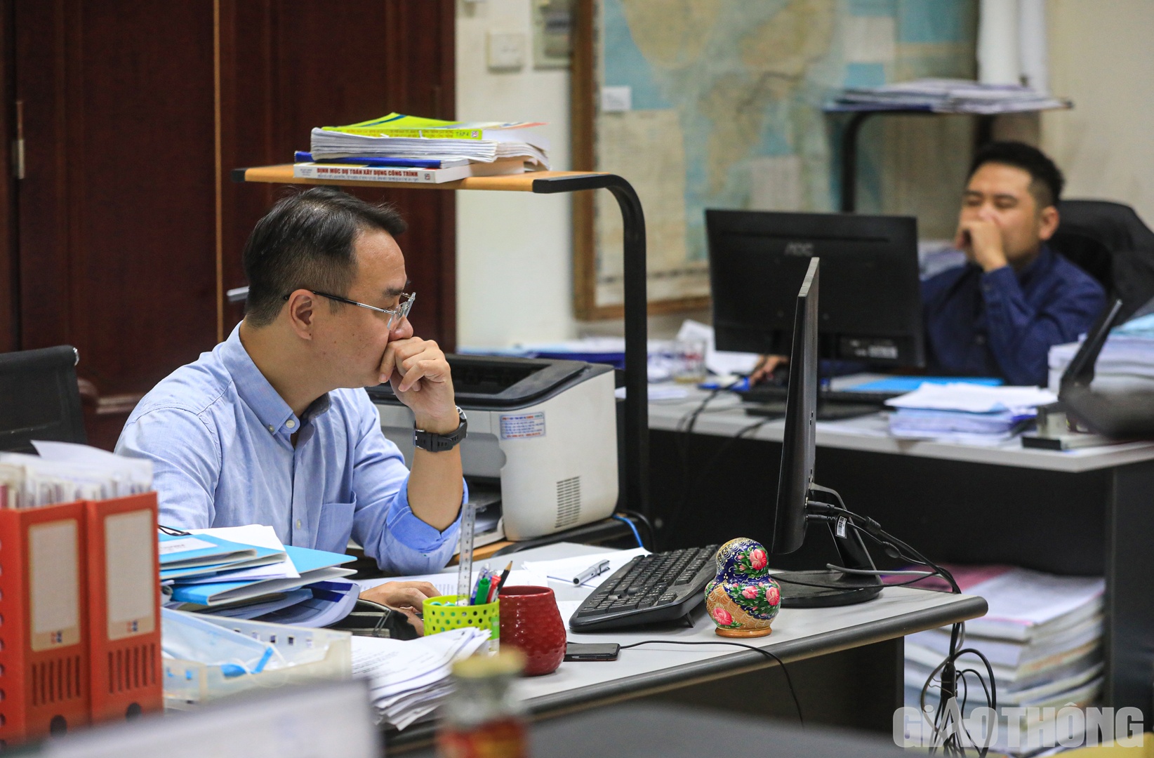 Khối lượng công việc lớn đòi hỏi sự tập trung cao độ. Có những khoảnh khắc, cả chục cán bộ, chuyên viên trong cùng một phòng làm việc nhưng chẳng ai nói với ai một lời.