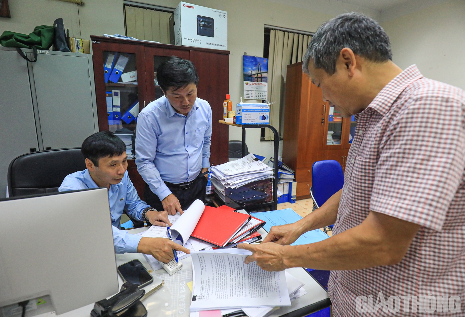“Từ giữa tháng 9/2022 đến giờ, chuyện nửa đêm rời cơ quan lại “như cơm bữa” với lãnh đạo, chuyên viên Cục và hàng trăm anh em tư vấn, ban QLDA. Tất cả phải tiếp tục dồn lực cho công tác thẩm định”, ông Thái Bá Thuy, Trưởng phòng Quản lý xây dựng 3 (đứng giữa) chia sẻ và cho biết, là phòng chuyên môn được giao nhiệm vụ thẩm định hai dự án thành phần Hoài Nhơn - Quy Nhơn và Quy Nhơn - Chí Thạnh, để đáp ứng tiến độ, công tác thẩm định được thực hiện theo hướng “vừa chạy, vừa xếp hàng” nhưng vẫn phải đảm bảo về chất lượng và trình tự thủ tục theo quy định. Tất cả các hồ sơ sau khi được tư vấn thiết kế hoàn thiện sơ bộ sẽ được chuyển ngay file mềm để Cục xem trước và có ý kiến trước một số nội dung để tư vấn chỉnh sửa, hoàn thiện ngay. Ngay sau khi hồ sơ hoàn chỉnh, sẽ được chuyển song hành cho Cục và cả Tư vấn thẩm tra cùng thực hiện rà soát đồng thời. Như vậy, từ khi tư vấn bắt đầu lập hồ sơ đến khi hoàn thành công tác thẩm định, thời gian sẽ được rút ngắn đáng kể.