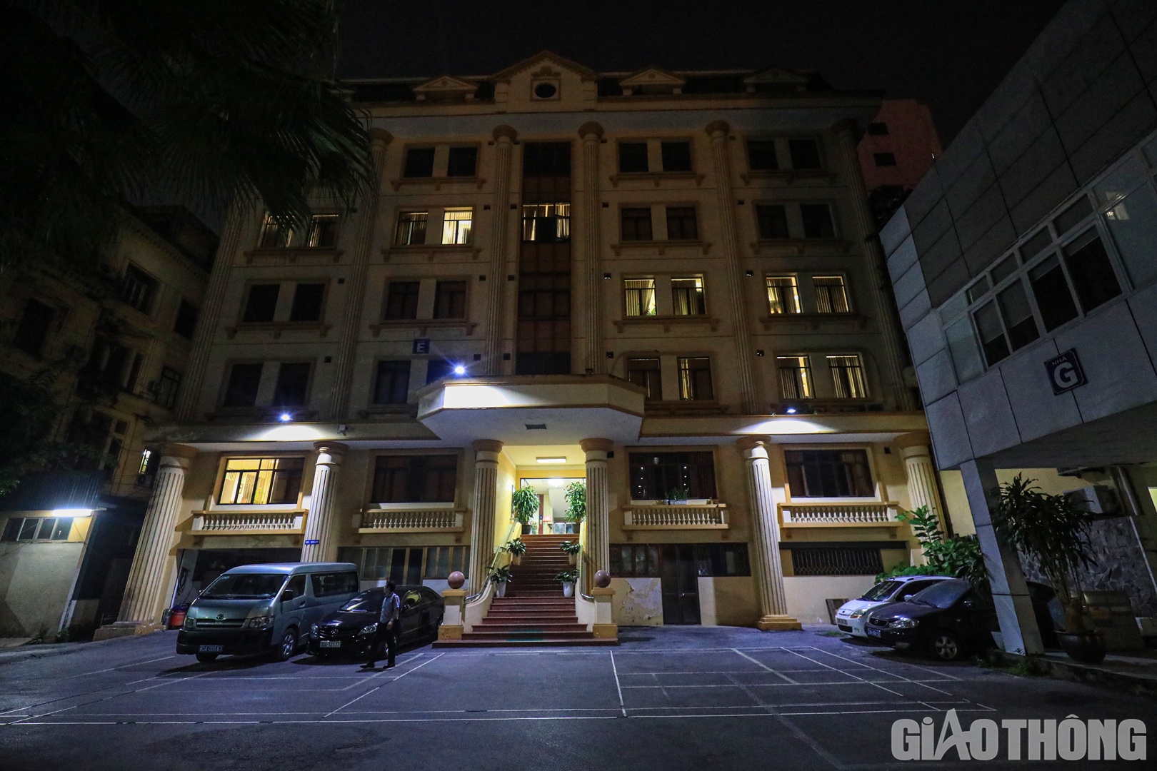 20h00 tối ngày 7/11, khắp các tuyến đường nội đô Hà Nội, nhiều gia đình tíu tít đưa nhau dạo phố phường, quán xá dần đông đúc với những tiếng cười đùa sau ngày dài làm việc, nhiều phòng làm vệc tại tòa nhà Cục Quản lý đầu tư xây dựng trong khuôn viên trụ sở Bộ GTVT vẫn “chong” đèn chạy nước rút chiến dịch lớn thứ hai của dự án cao tốc Bắc - Nam giai đoạn 2 - thẩm định thiết kế kỹ thuật, dự toán của 12 dự án thành phần.