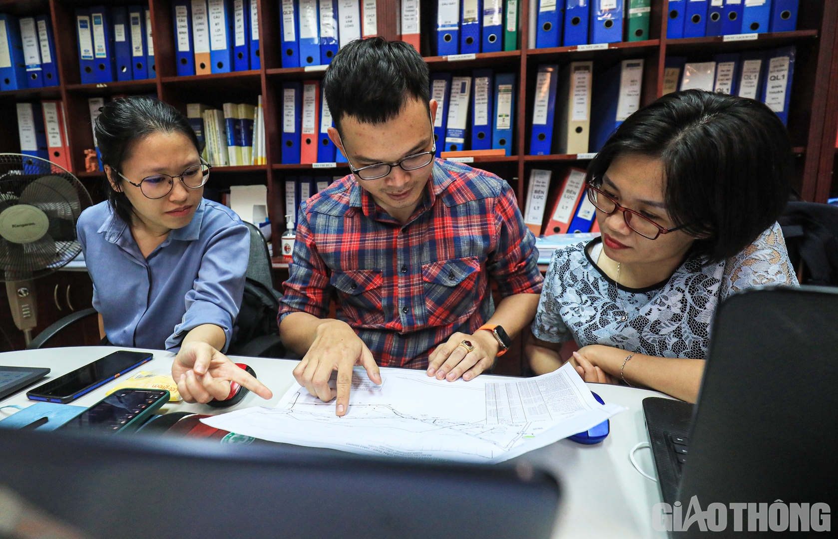 Từ khi triển khai dự án đến nay, lãnh đạo, chuyên viên Cục Quản lý đầu tư xây dựng gần như không có ngày nghỉ. Thời gian thảnh thơi có chăng là 1 - 2 ngày tranh thủ về sớm với gia đình sau khi hoàn thành một đầu công việc lớn. Khối lượng công việc “khổng lồ”, nhiều khi ốm cũng chẳng thể yên tâm ở nhà, gắng gượng được lại lao đến cơ quan làm việc.