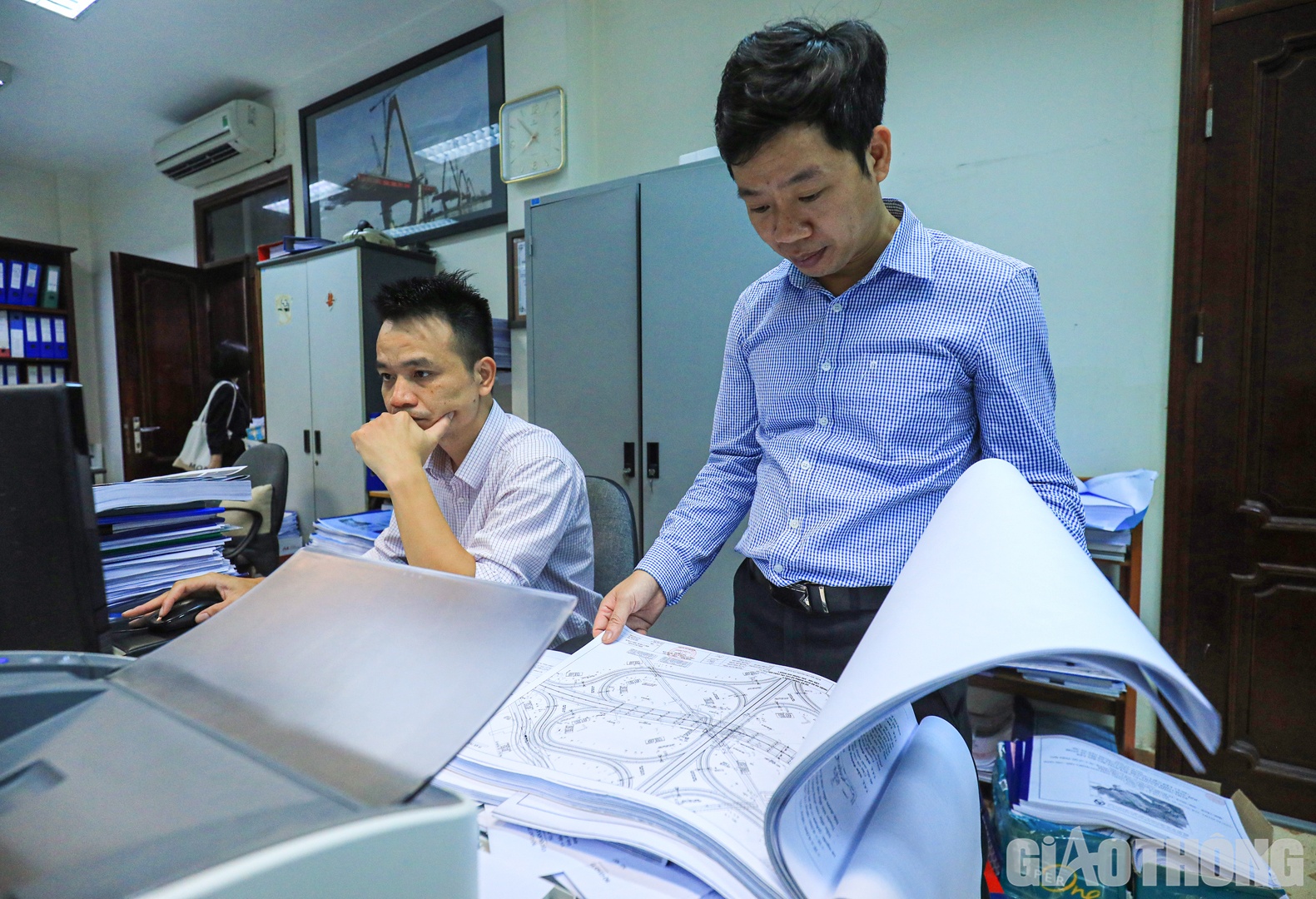 "Nhằm động viên, khích lệ tinh thần làm việc của anh em, Công đoàn Cục cũng đã dành sự quan tâm đặc biệt, thường xuyên chuẩn bị suất ăn tối, ăn đêm theo sở thích của từng người để đảm bảo sức khỏe, tiếp tục chạy nước rút, giúp dự án khởi công theo đúng yêu cầu tại Nghị quyết 18 của Chính phủ", lãnh đạo Cục Quản lý đầu tư xây dựng chia sẻ thêm.