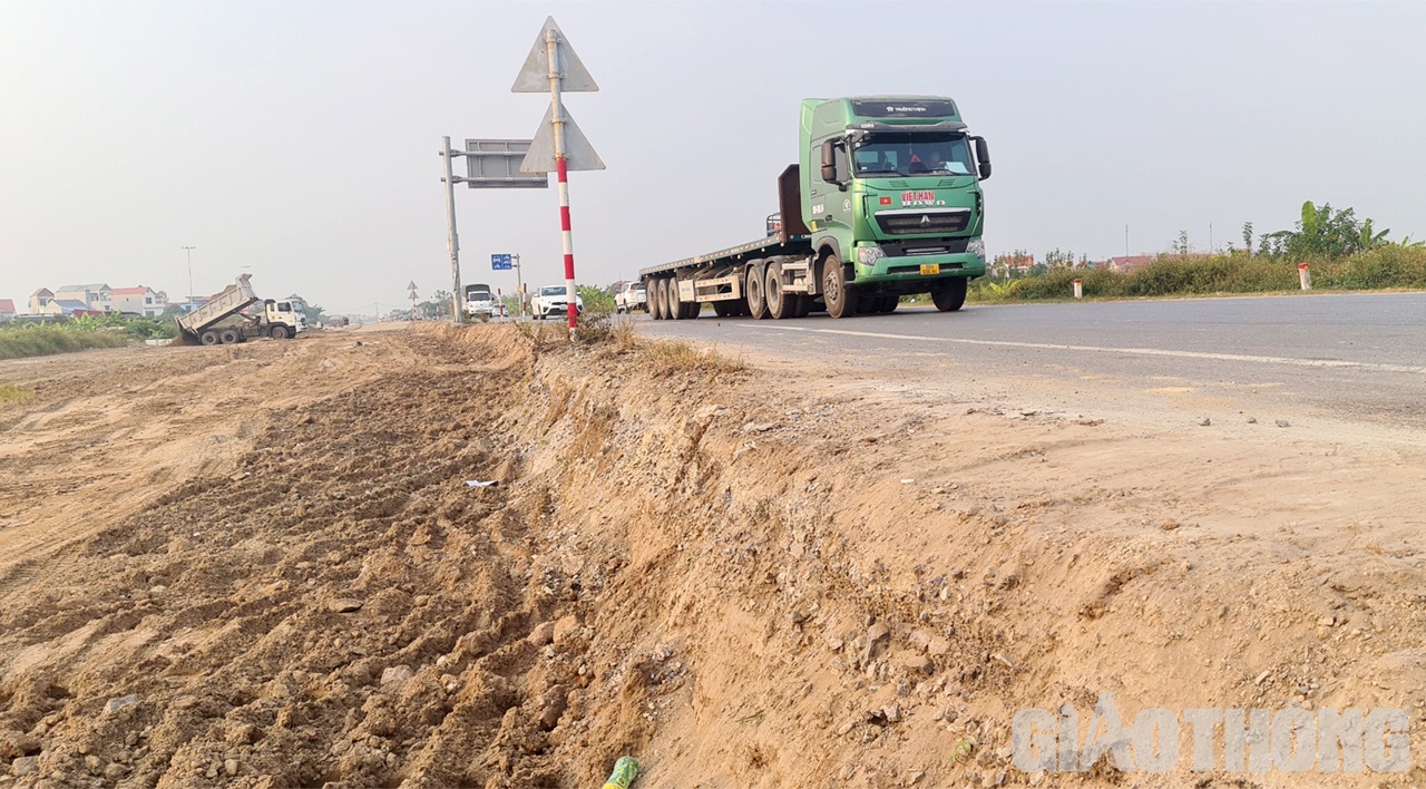 Đoạn km 20+200 sát nút giao đèn tín hiệu ở phía Bắc cầu Hưng Hà, nhà thầu múc đất sâu xuống dưới nền đường tới 40cm nhưng không đặt cọc tiêu, căng dây phân làn, gây nguy hiểm cho các phương tiện lưu thông trên tuyến.