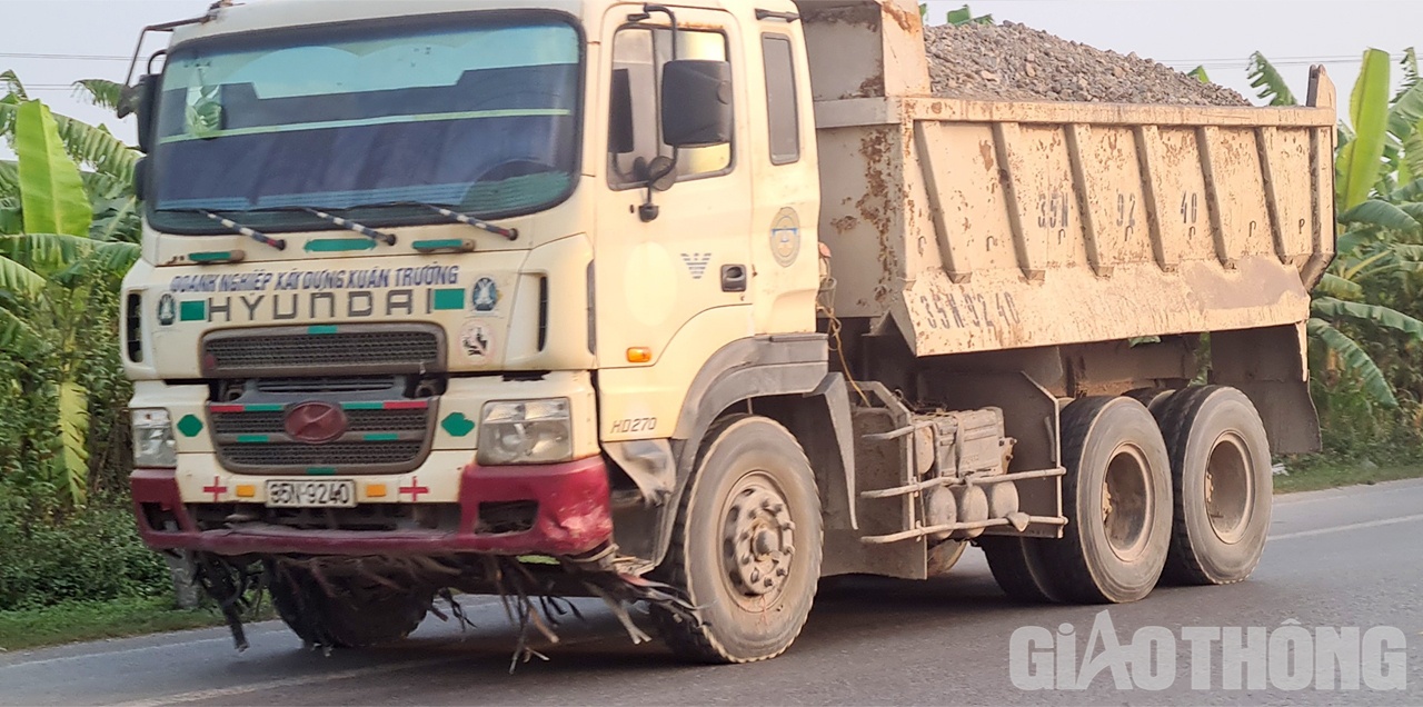 ...và không hề che phủ bạt khi di chuyển.