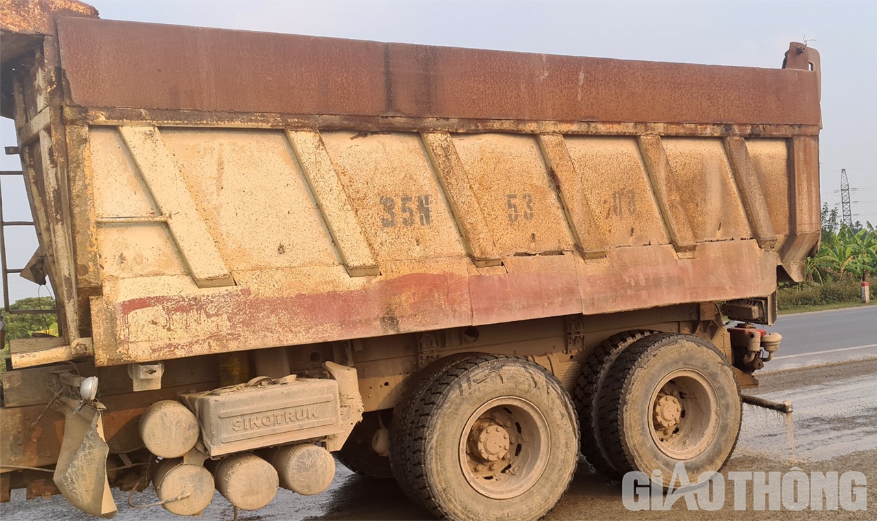 Một chiếc xe có dấu hiệu cơi nới thành thùng chở nước tưới lên cấp phối đá dăm. Khi PV nhờ cán bộ đăng kiểm tra dữ liệu kiểm định thì phát hiện xe đã hết đăng kiểm từ năm 2019.